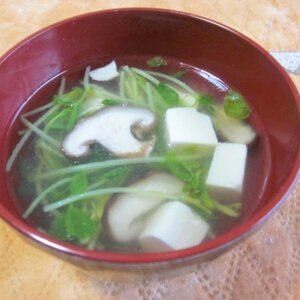 ごま油香る！豆苗と椎茸と豆腐の和風スープ